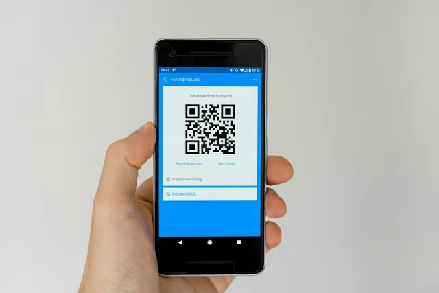 Illustrationsbild: QR-kod på en mobiltelefon, här för betalning.