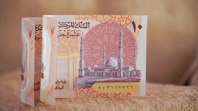 Egyptiska sedlar med arabiska texter och sifferbeteckningar.