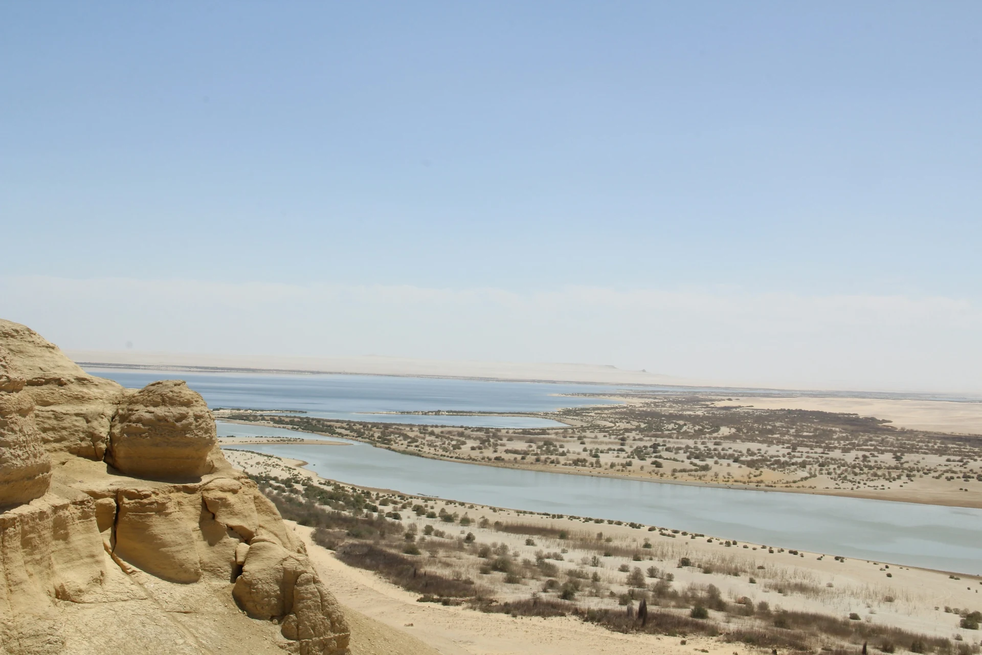 Sjö och sandstrand i Fayoum
