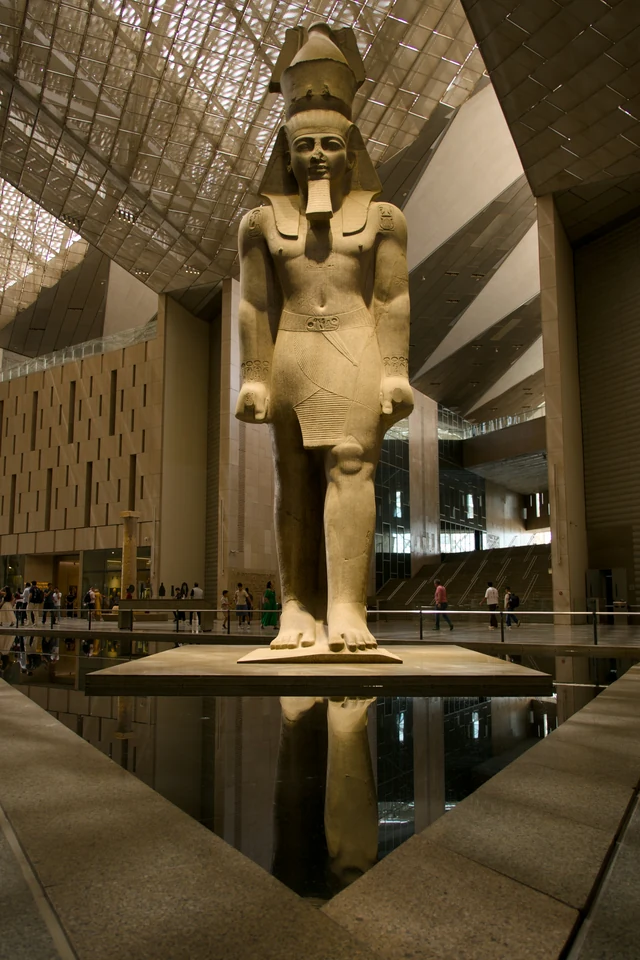 Stor egyptisk staty i Grand Egyptian Museum