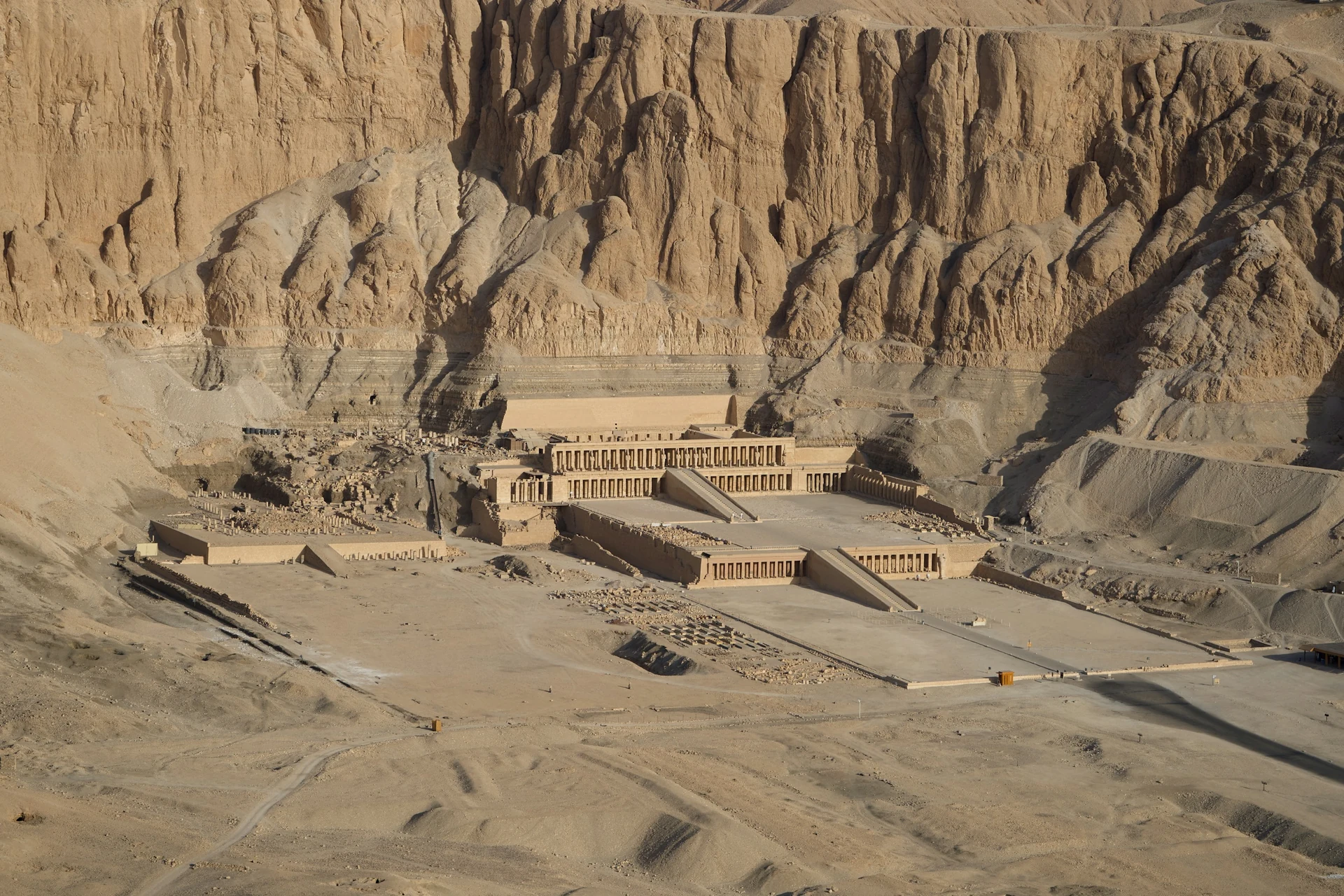 Hatshepsuts terrasserade tempel nedanför klipporna vid Luxor