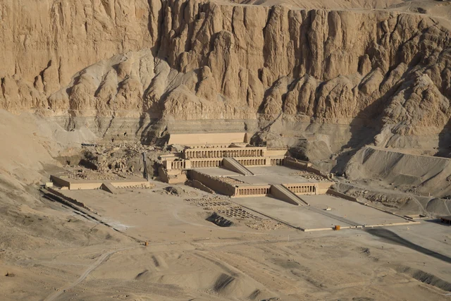 Hatshepsuts terrasserade tempel nedanför klipporna vid Luxor