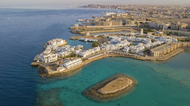 Turkost vatten och en ö utanför Hurghada i Röda havet