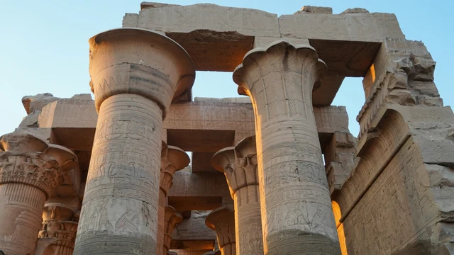 Huggna stenpelare i Kom Ombo-templet