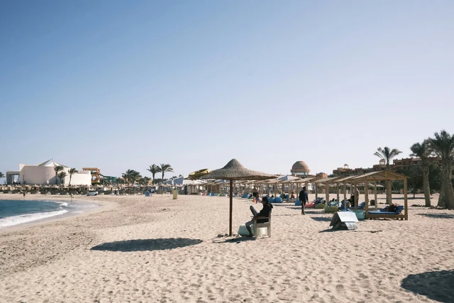 Strand med parasoller vid Marsa Alam