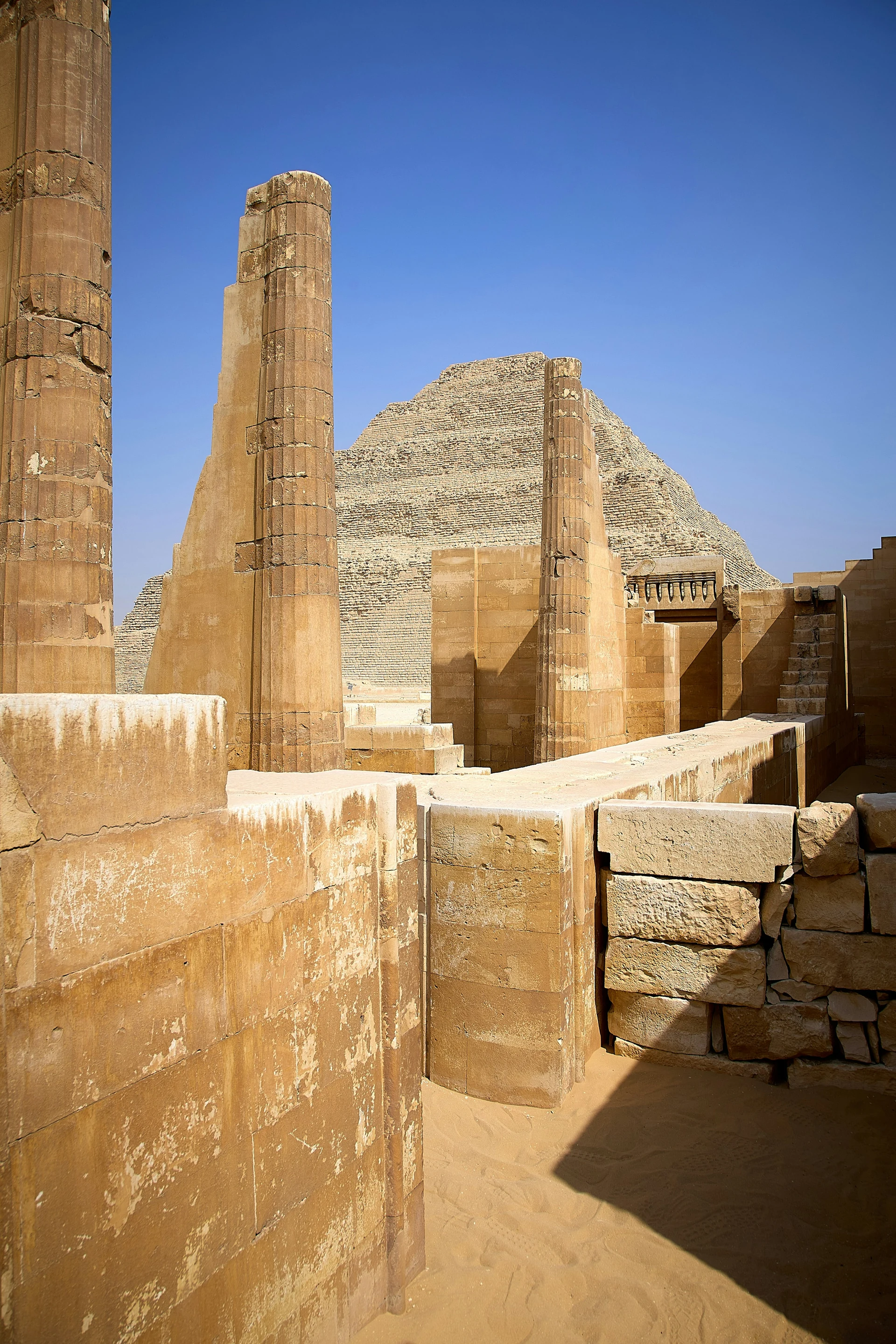 Djosers trappstegspyramid och pelare i Saqqara