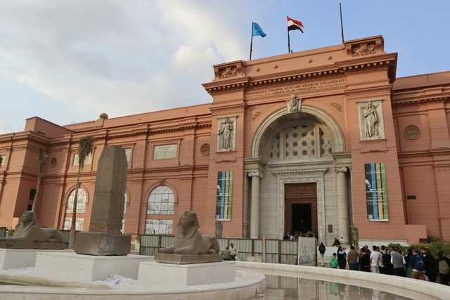 Egyptiska museets fasad vid Tahrirtorget i Kairo